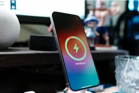 华坪苹果15换屏服务分享用什么充电器给iPhone15充电更好 